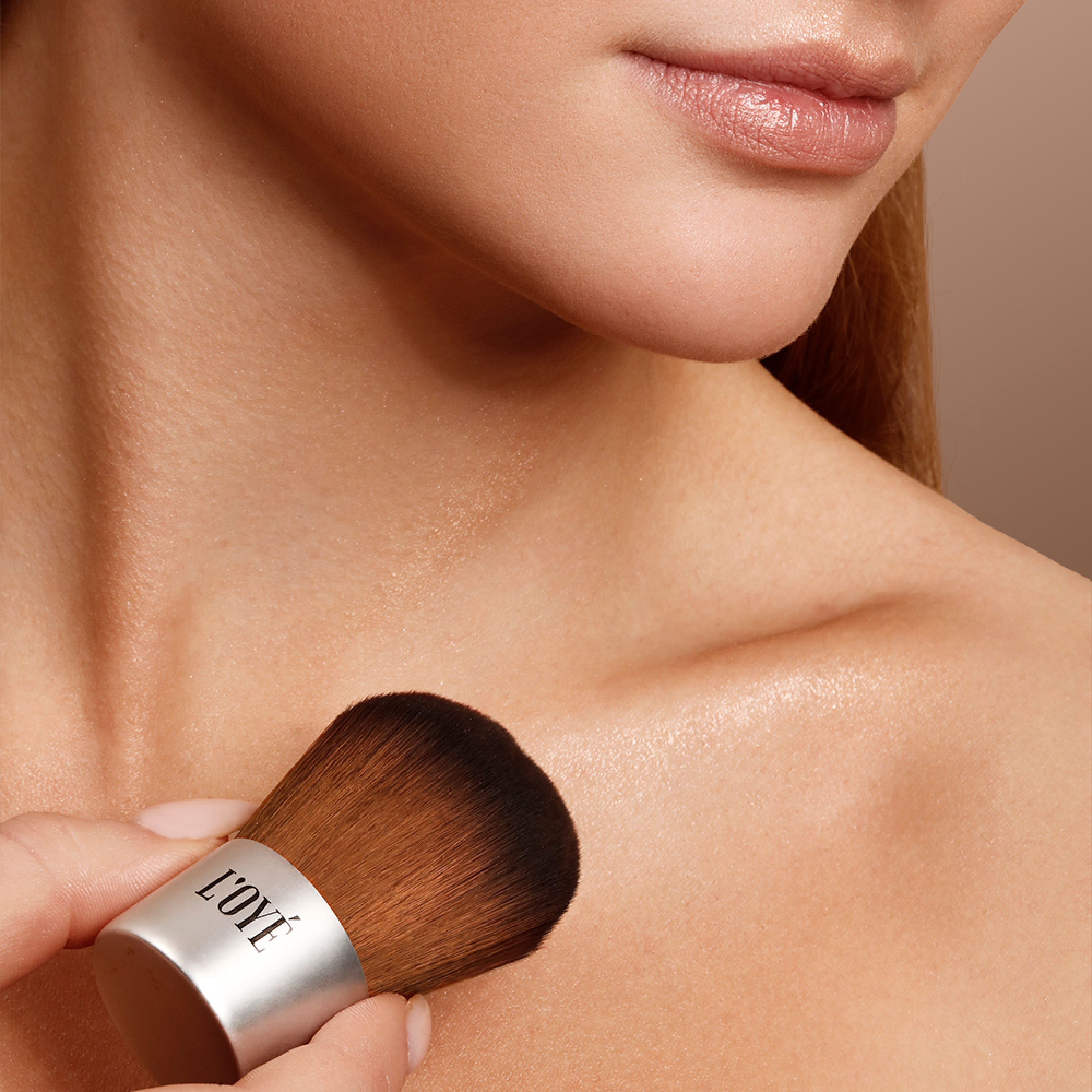 De Face & Body Glow Bronzer breng je aan met een Kabuki kwast.