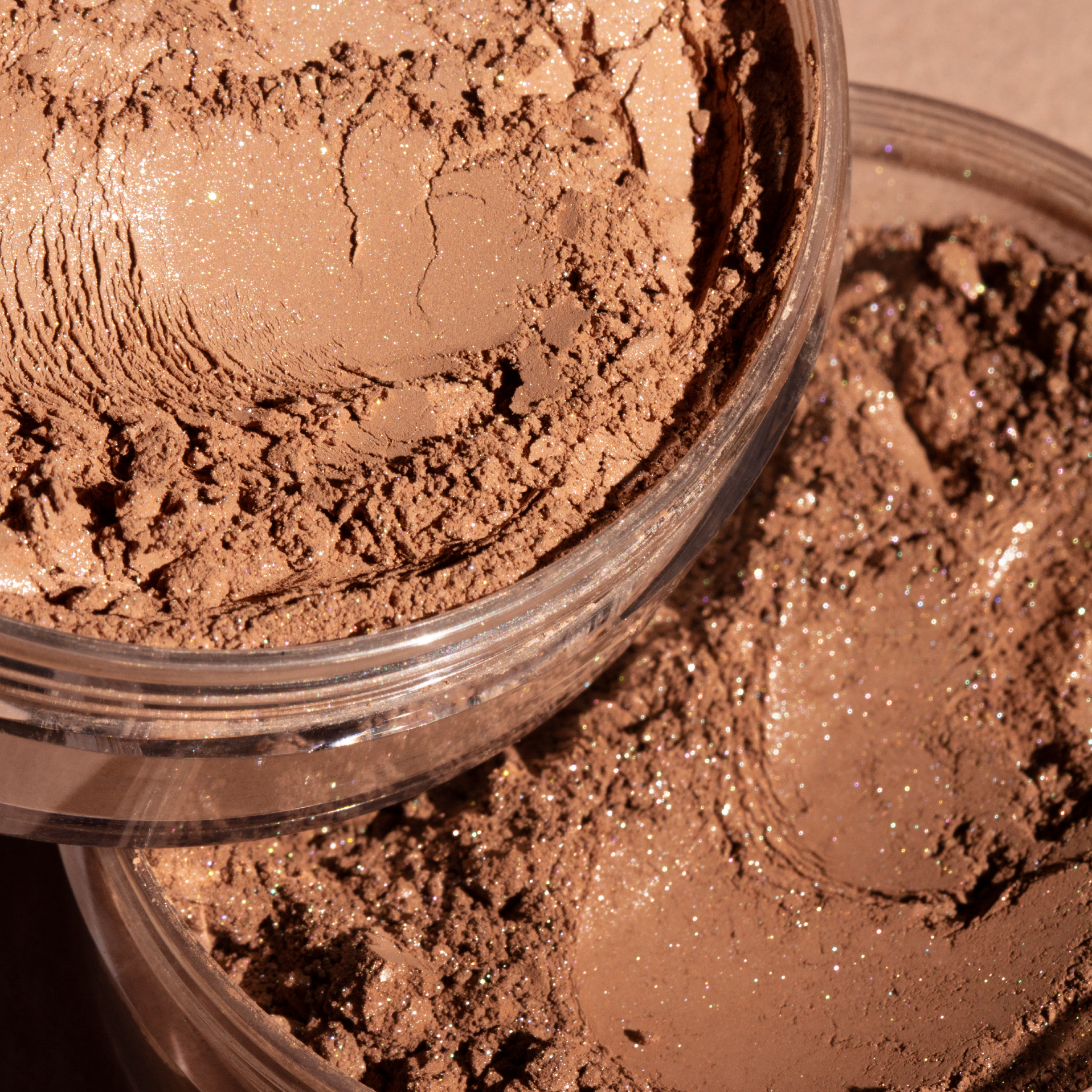 Twee shades Face & Body Glow Bronzers met prachtig glow.